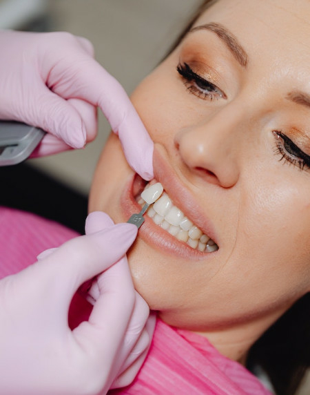Ihr Zahnarzt in Zürich warnt vor riskanten Do-It-Yourself-Zahnverschönerungen im Internet