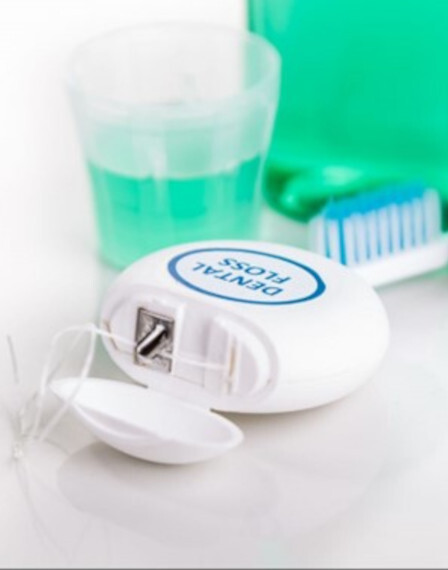 Zahnseide vs. Interdentalb&uuml;rsten: Welches Mittel ist effizienter bei der Reinigung der Zahnzwischenr&auml;ume?